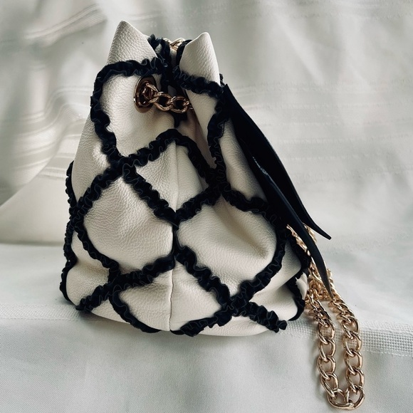 💥SALE💥 Betsey Johnson Bow Satchel Pebble Texture Faux Leather Gold Chain EUC - Picture 2 of 16